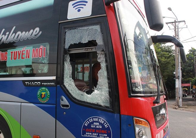 Bat 2 nghi can trong bang chan oto khach dap pha hinh anh