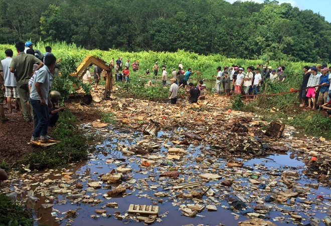 Tim thay thi the nu sinh bi cuon vao cong nuoc hinh anh