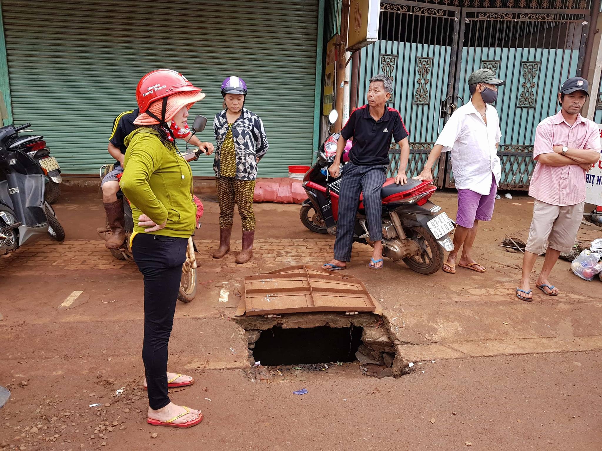 tim thay nu sinh bi nuoc cuon vao cong anh 1