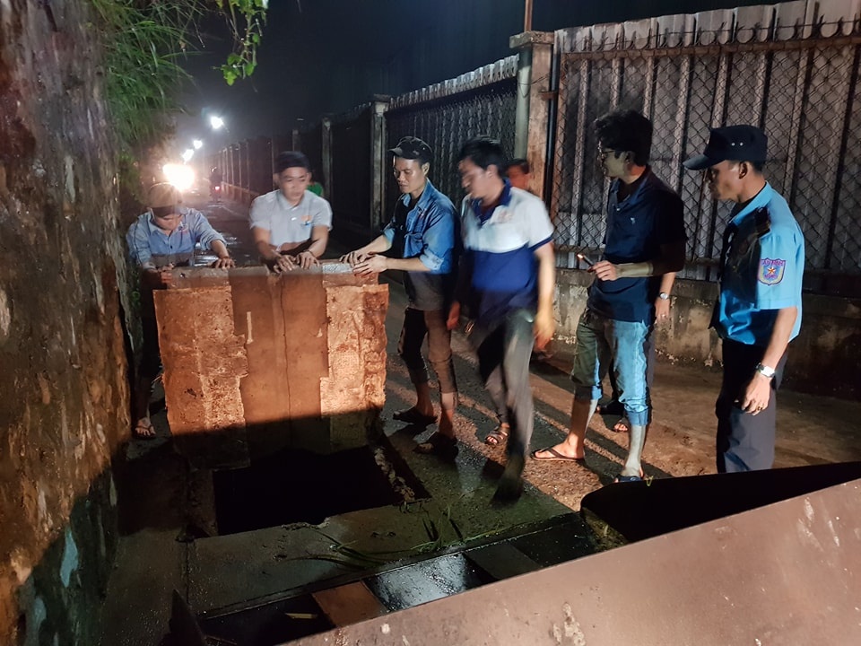 Nam sinh tieu hoc mat tich khi bi nuoc cuon vao cong hinh anh