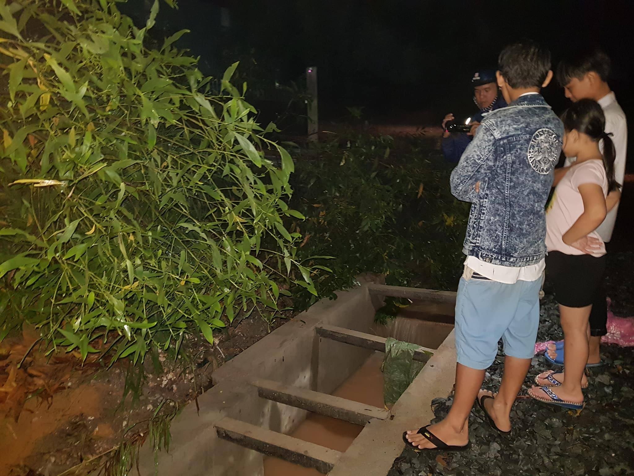 nam sinh bị nước cuốn vào cống ảnh 2 nam sinh bi nuoc cuon vao cong anh 2
