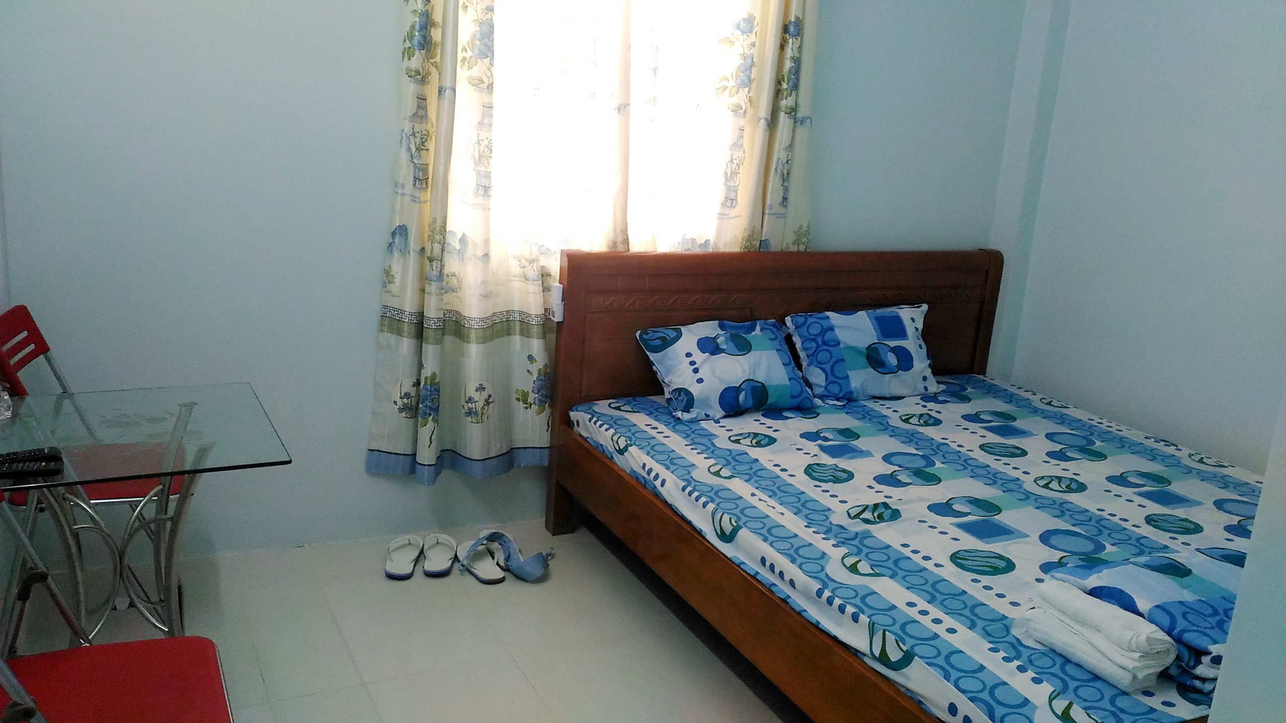 Co gai dam chet chong cu roi vao nha nghi lan tron hinh anh