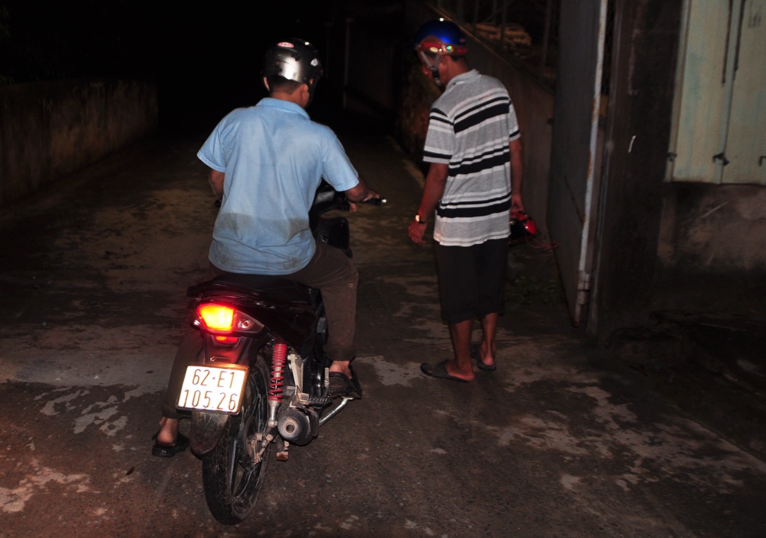 Tim kiem be trai bi nuoc cuon anh 11