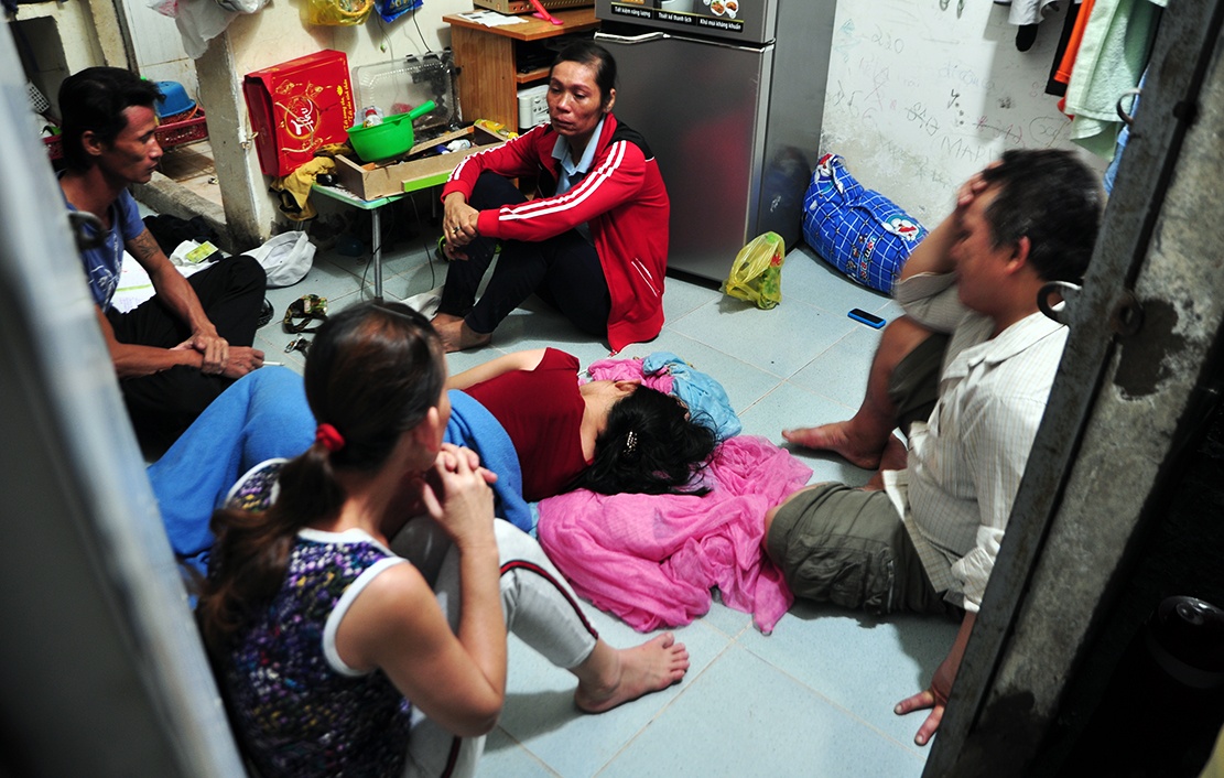 Tim kiem be trai bi nuoc cuon anh 12