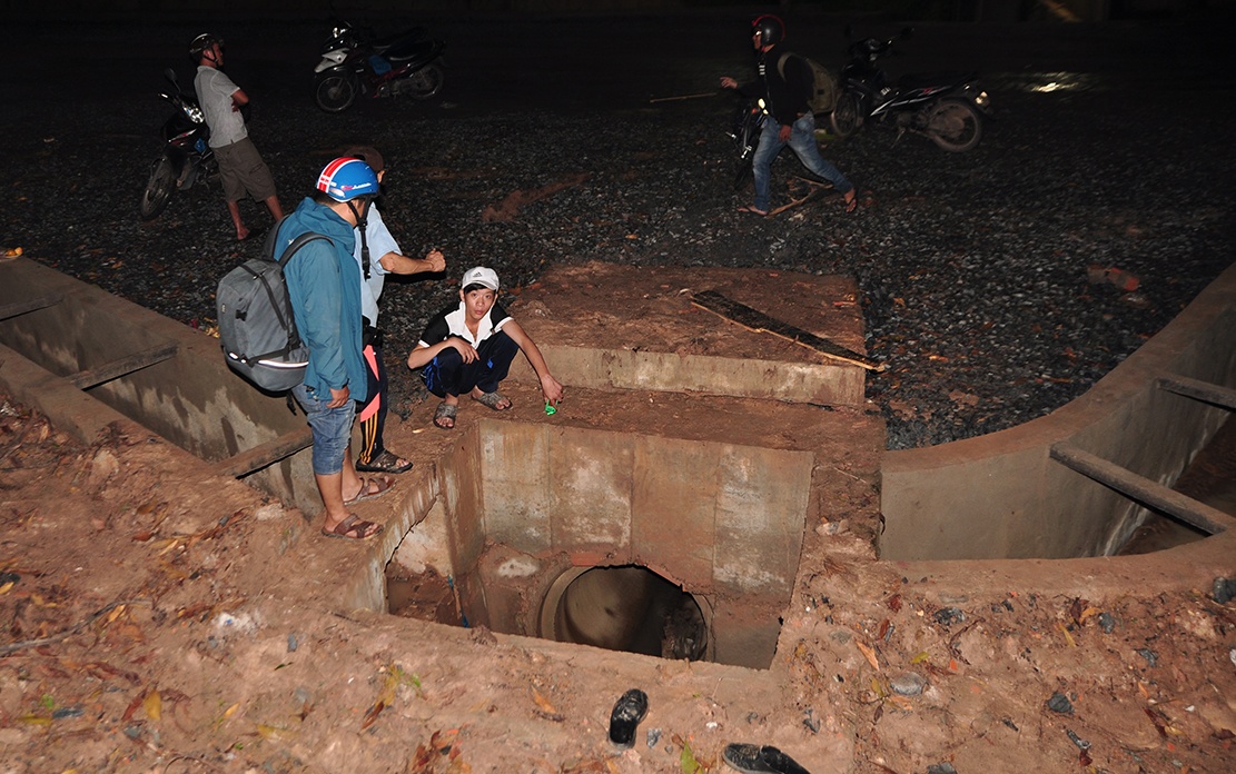 Tim kiem be trai bi nuoc cuon anh 1