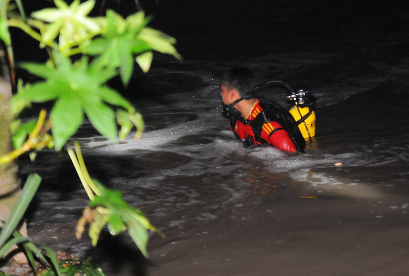 Tim kiem be trai bi nuoc cuon anh 3