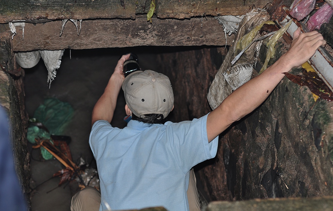 Tim kiem be trai bi nuoc cuon anh 4