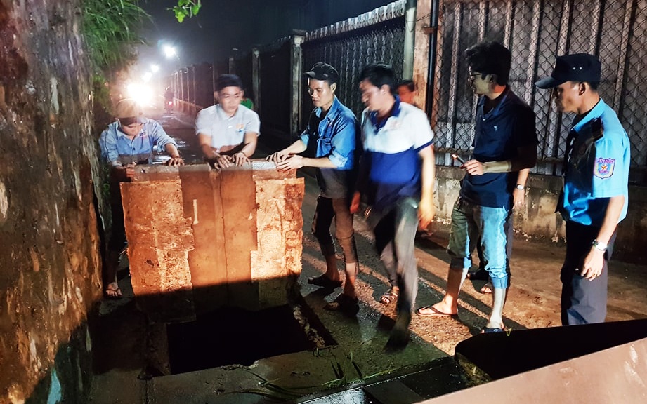 Tim kiem be trai bi nuoc cuon anh 5