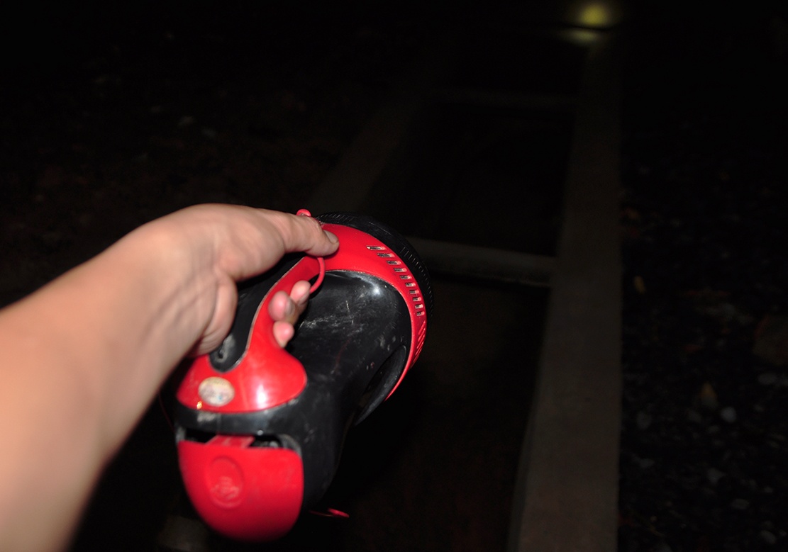 Tim kiem be trai bi nuoc cuon anh 7