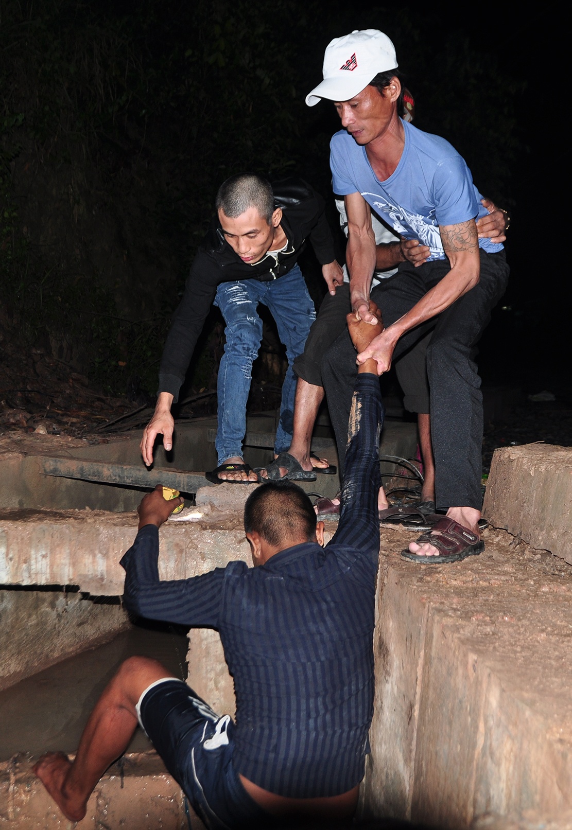 Tim kiem be trai bi nuoc cuon anh 9