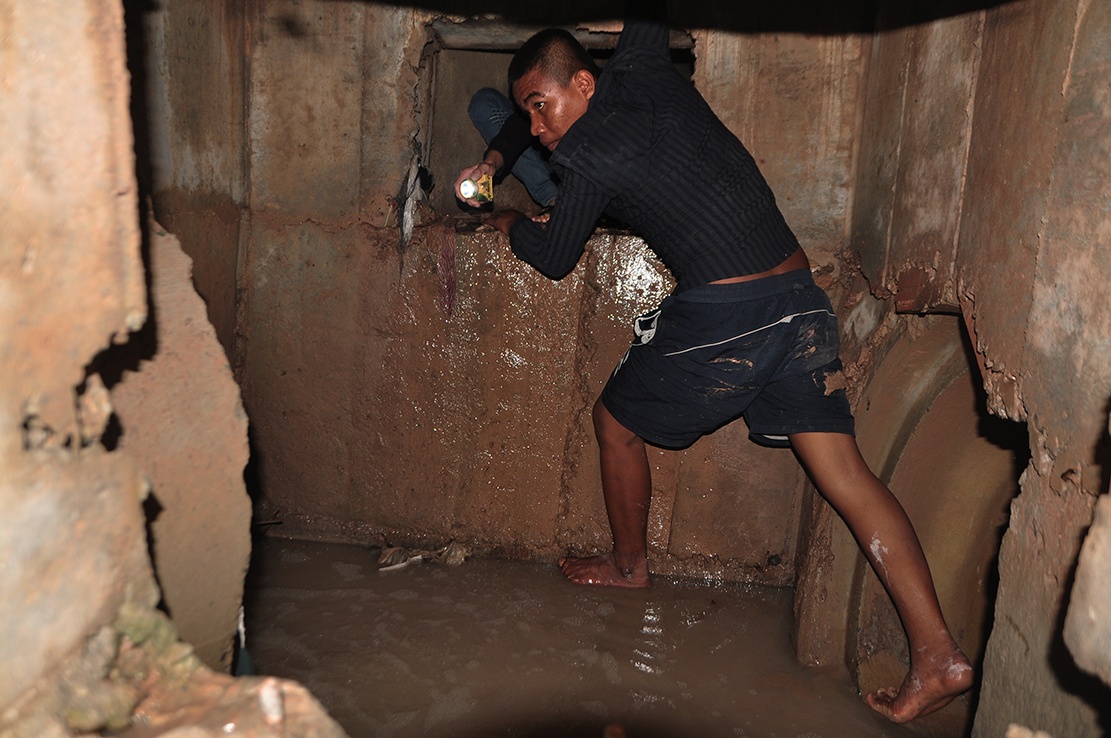 Nguoi dan ke phut be trai 11 tuoi bi nuoc cuon vao cong thai hinh anh