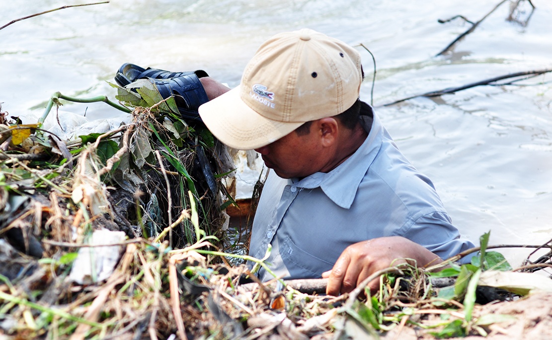 Len loi giua dong nuoc thai tim be trai bi mat tich hinh anh