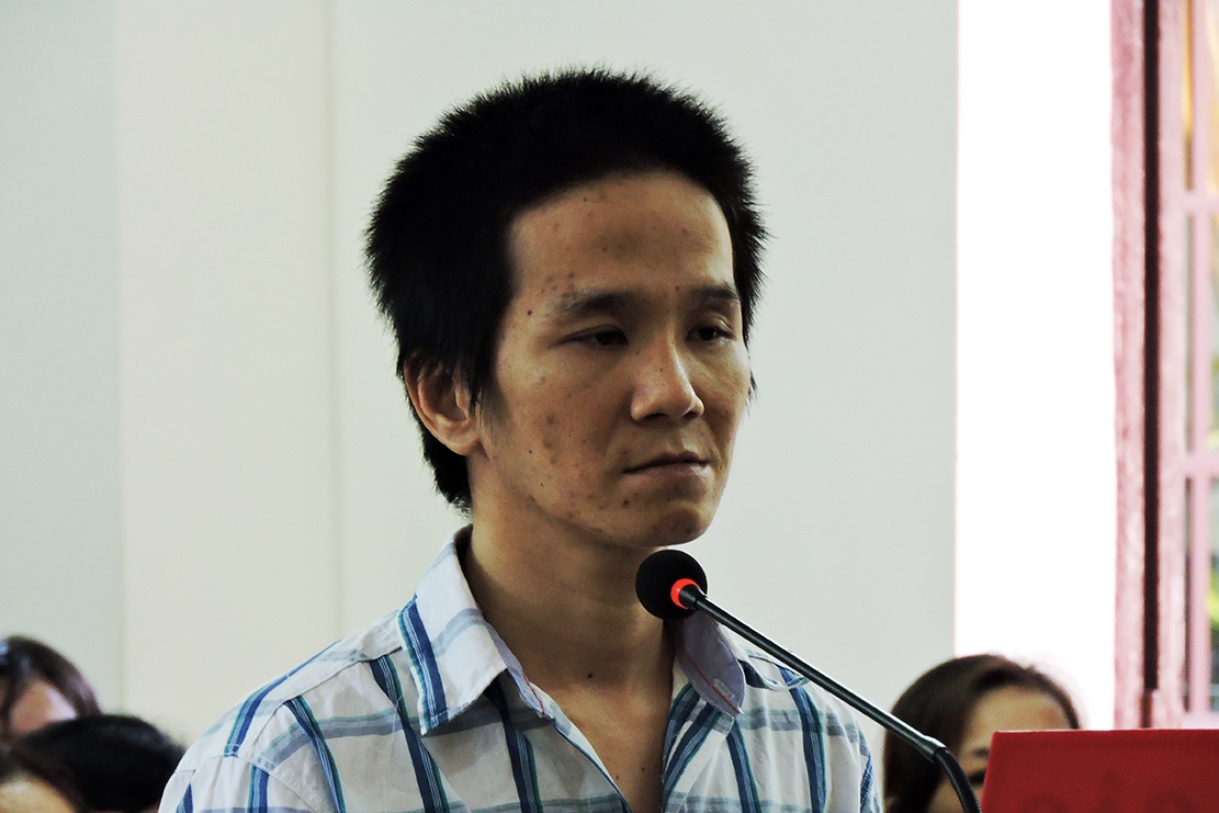 An chung than cho ke sat hai co gai co hinh xam hoa hong hinh anh