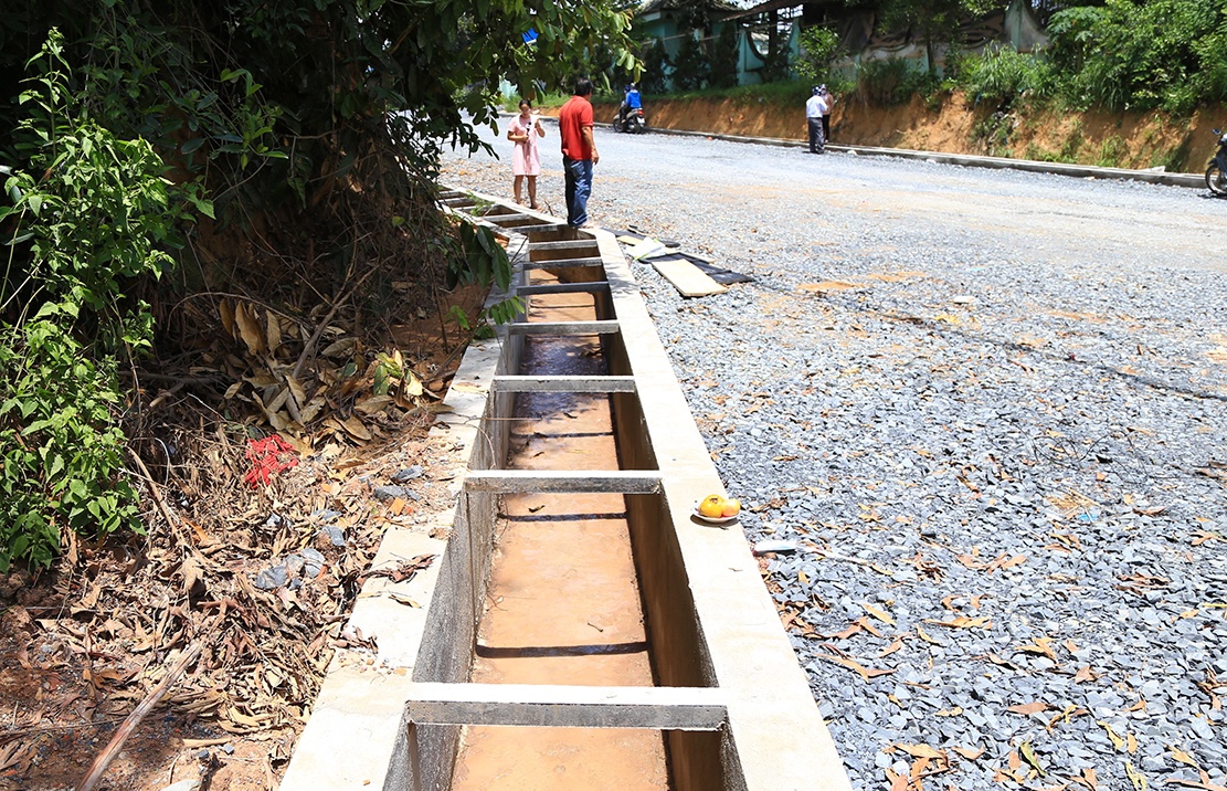 cong trinh be trai bi nuoc cuon khong phep anh 1