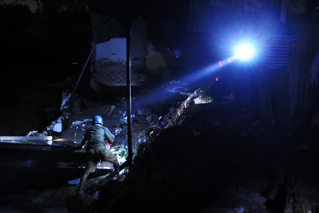 canh sat lan suoi ban tim nguoi mat tich anh 10