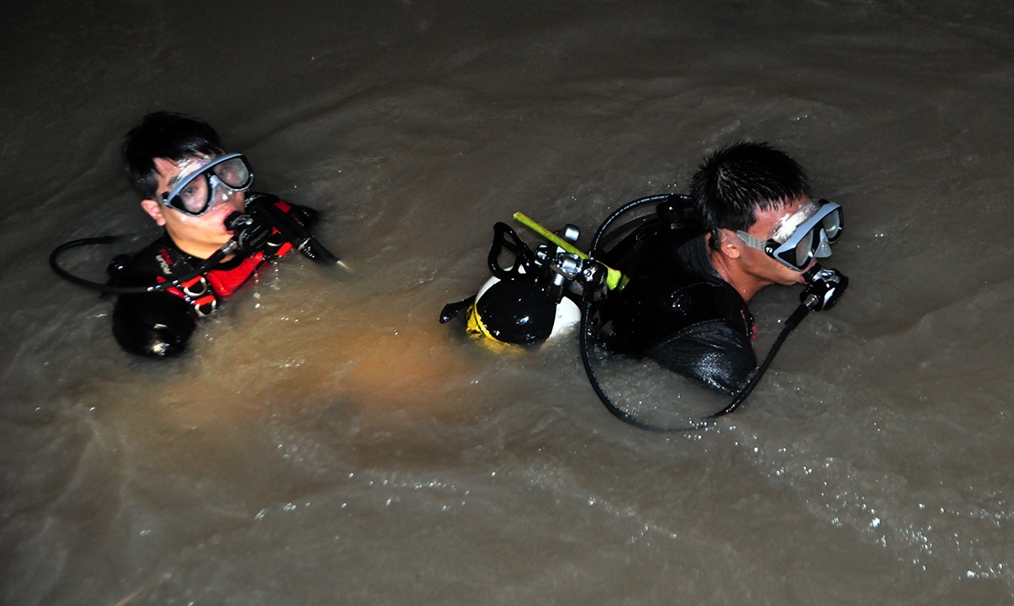 canh sat lan suoi ban tim nguoi mat tich anh 11