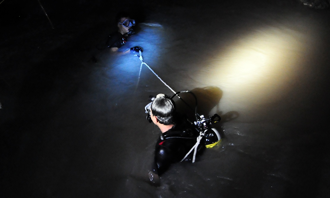 canh sat lan suoi ban tim nguoi mat tich anh 12