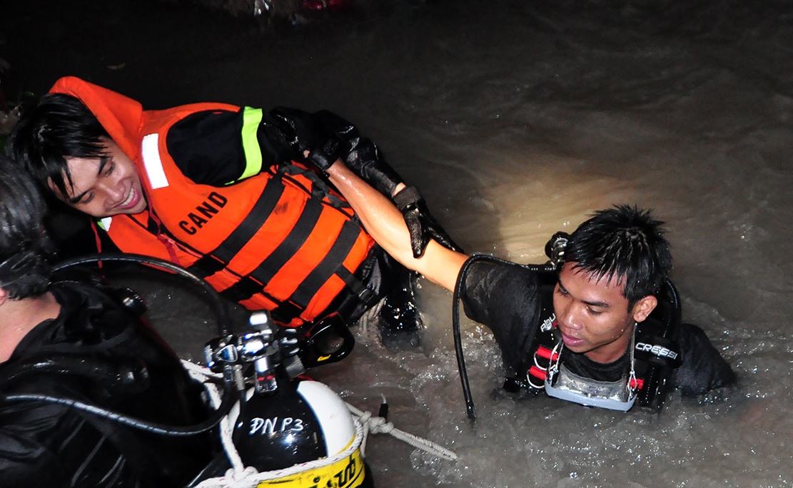 canh sat lan suoi ban tim nguoi mat tich anh 13