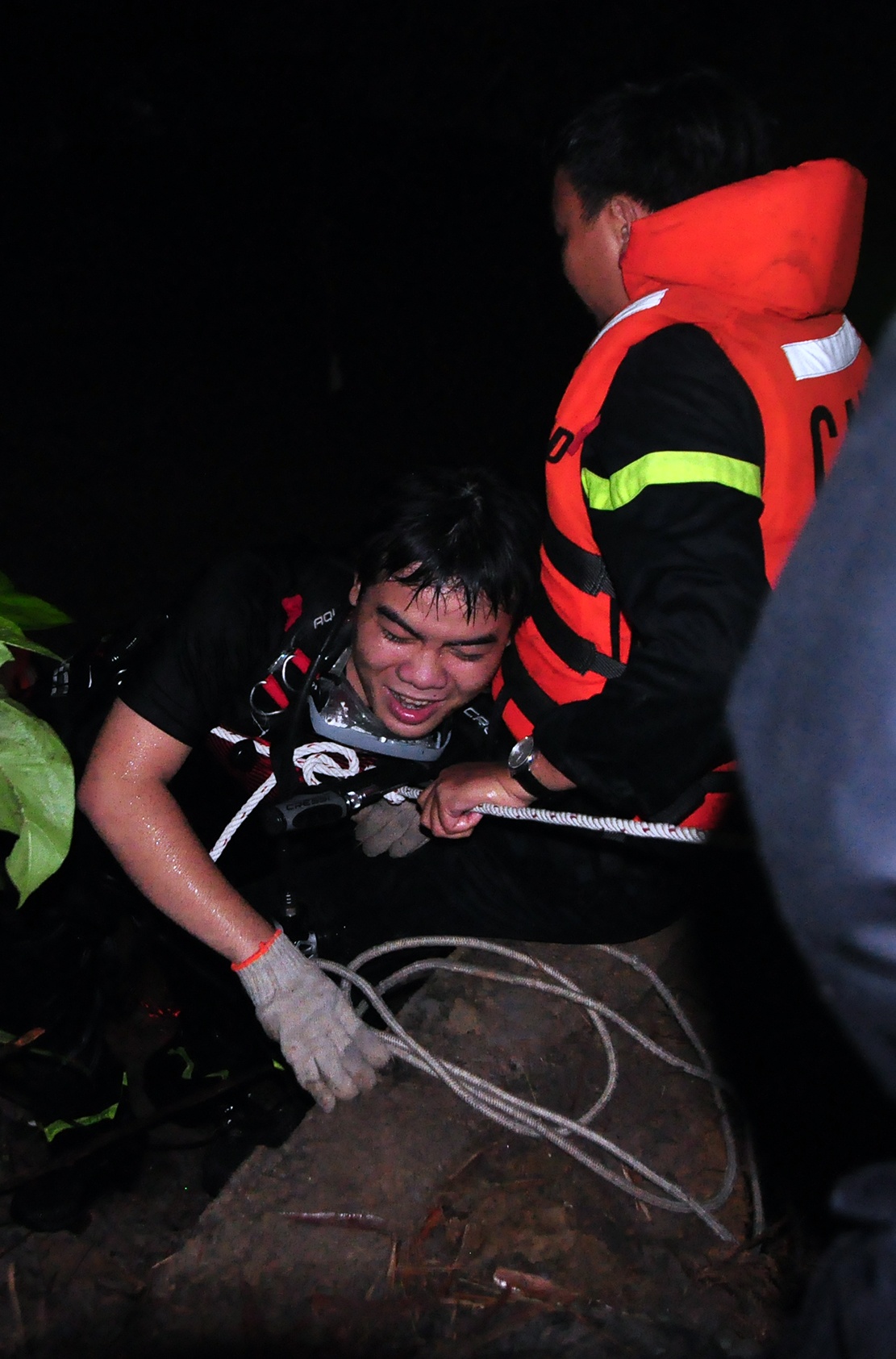 canh sat lan suoi ban tim nguoi mat tich anh 14