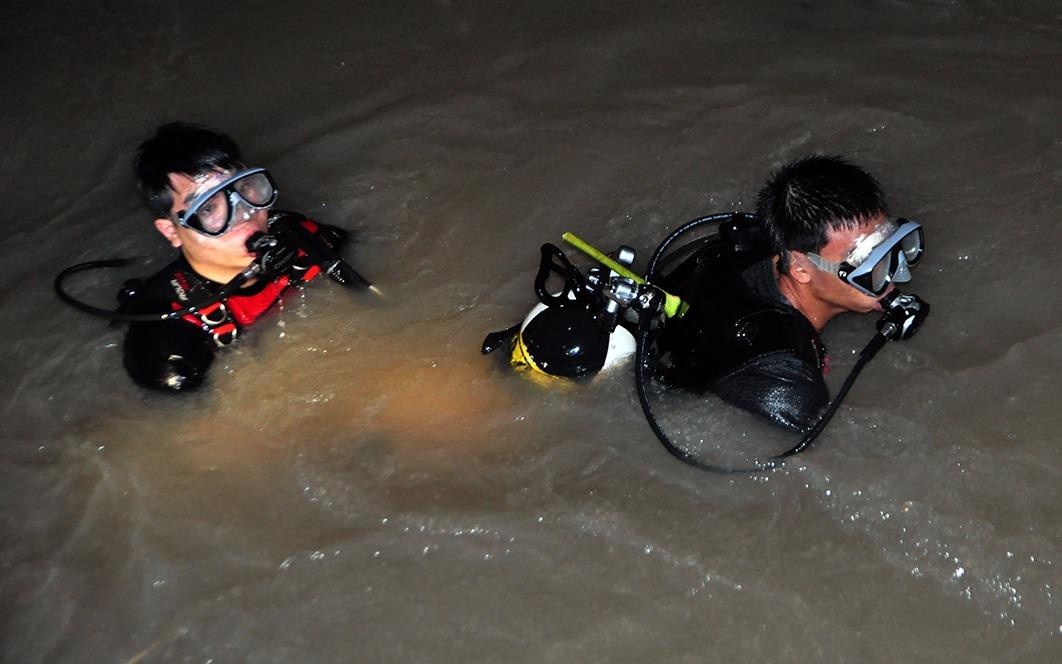 Canh sat dam minh duoi suoi lanh tim nguoi bi nuoc cuon trong dem hinh anh