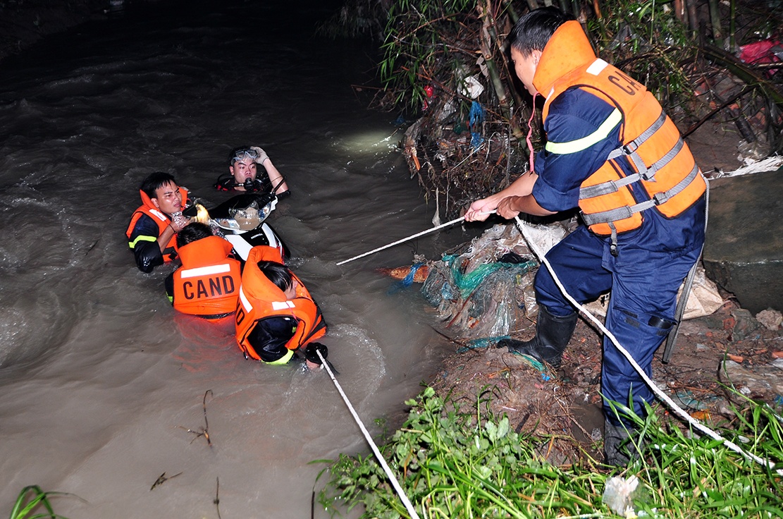 thi the nguoi bi nuoc cuon anh 1