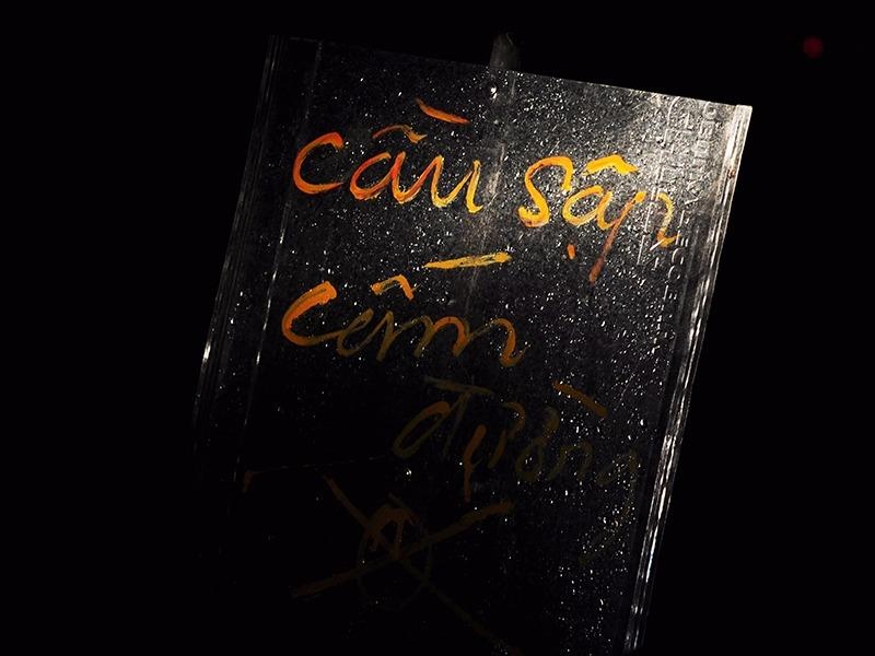 Nguoi dan bat luc nhin thanh nien bi nuoc cuon troi, nhan chim hinh anh