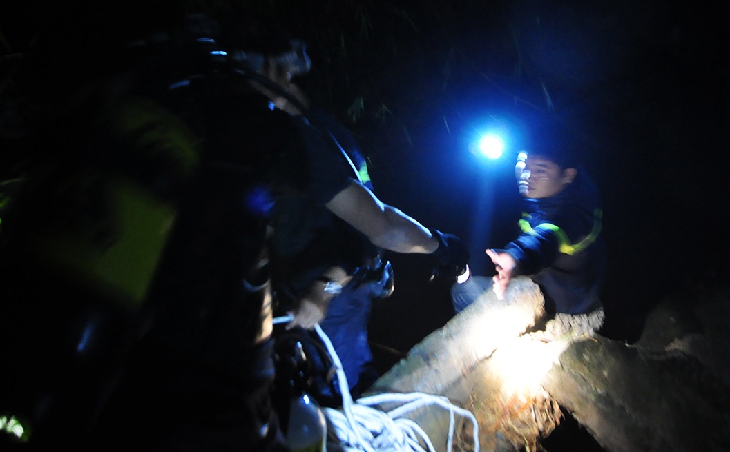 canh sat lan suoi ban tim nguoi mat tich anh 6