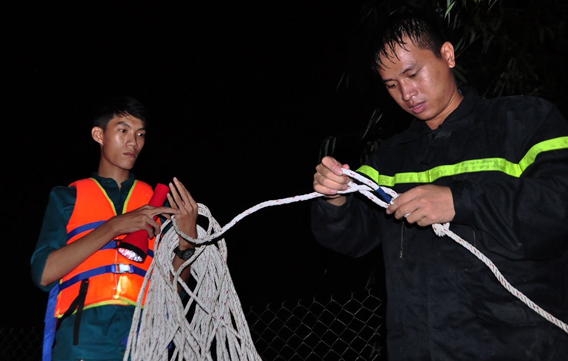 canh sat lan suoi ban tim nguoi mat tich anh 8