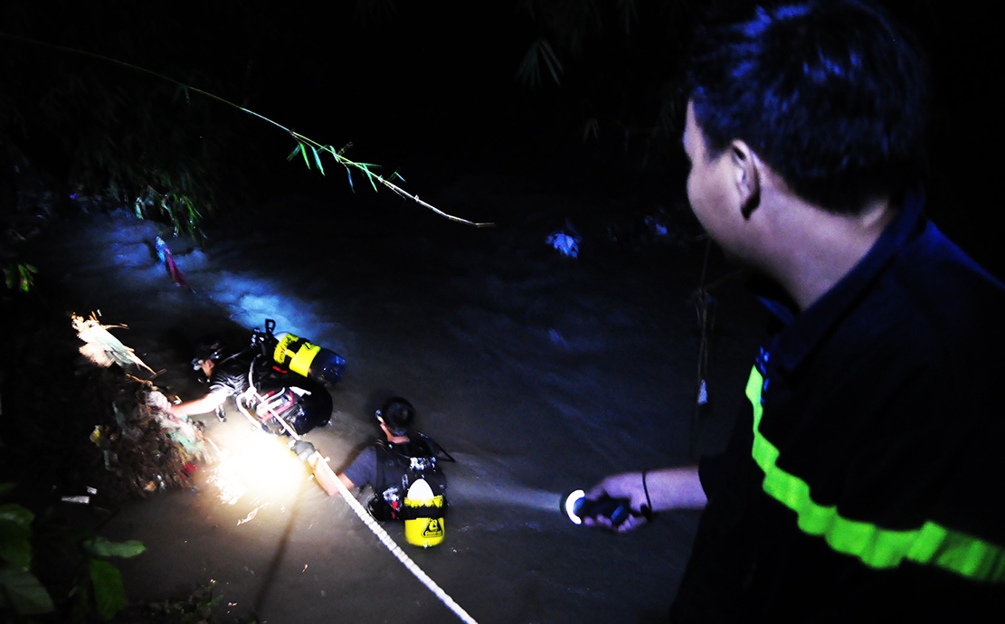 canh sat lan suoi ban tim nguoi mat tich anh 9