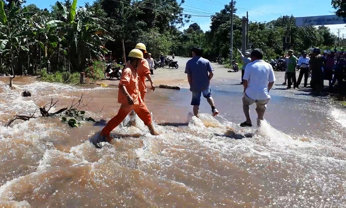 Nguoi dan thao chay khi vo bo kenh o Ba Ria - Vung Tau hinh anh