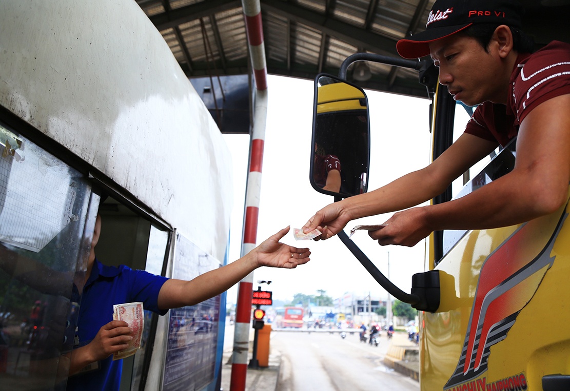 Tai xe lai dung tien le mua ve qua tram BOT tuyen tranh Bien Hoa hinh anh