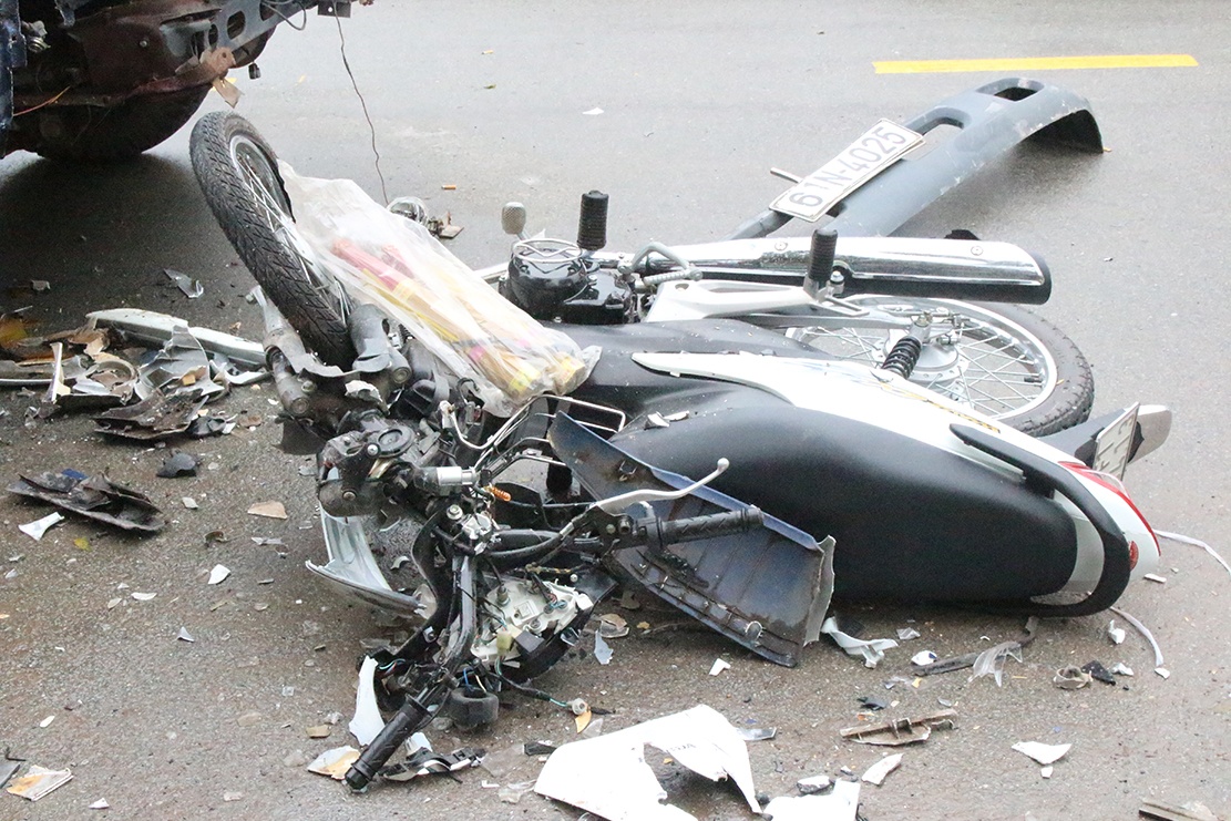 Xe may dam truc dien oto tai, 2 thanh nien tu vong hinh anh