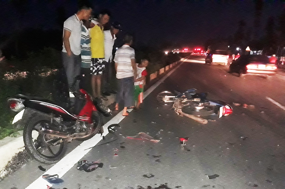 5 nguoi vang xuong duong sau cu dau dau cua 2 xe may hinh anh