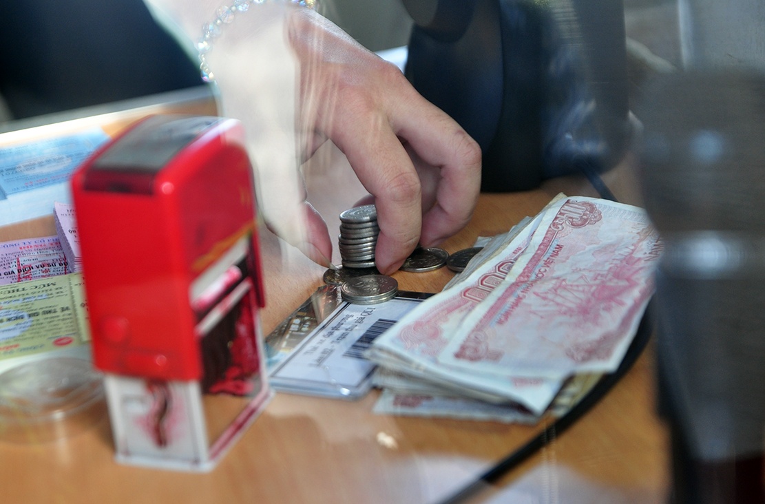 Tai xe bat nhan vien thu phi tram BOT tuyen tranh Bien Hoa lay tien le hinh anh