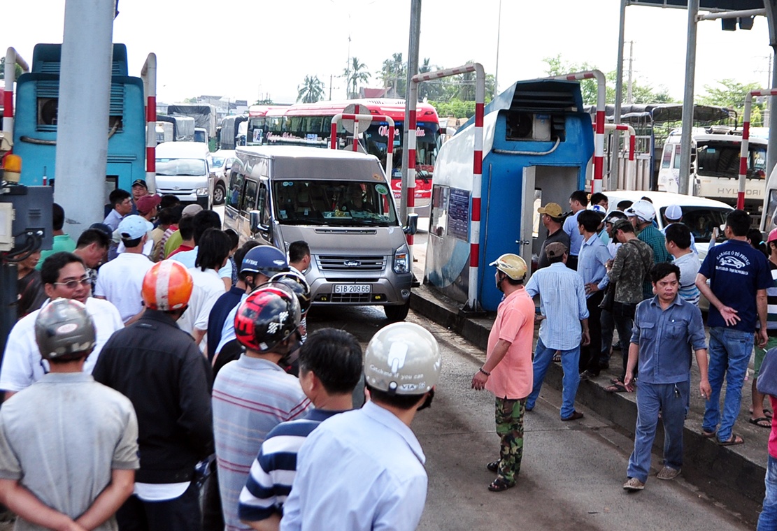 Tai xe dung xe o tram BOT phan doi viec thu phi, quoc lo 1 un tac hinh anh