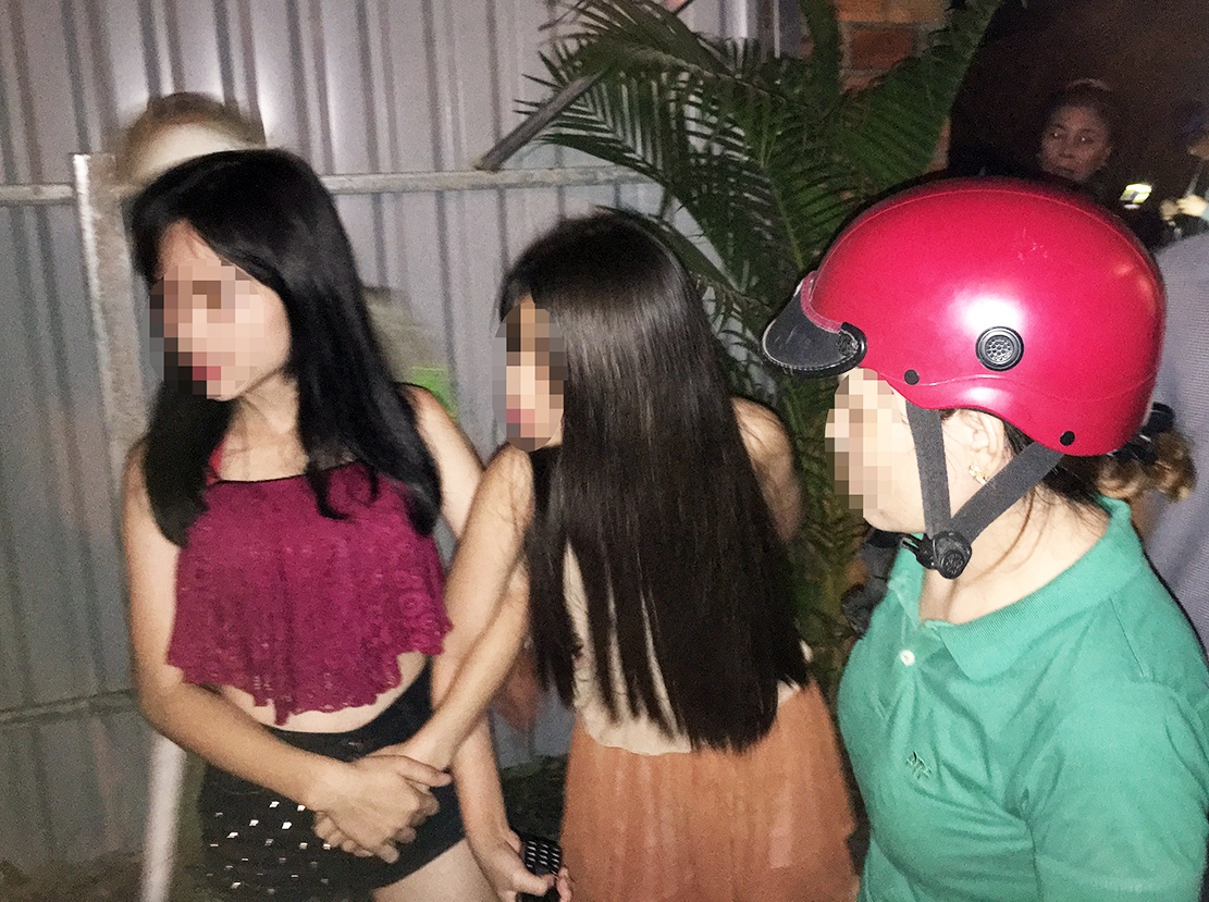 'Hiep si' giai cuu thieu nu 15 tuoi bi ban vao quan ca phe tra hinh hinh anh