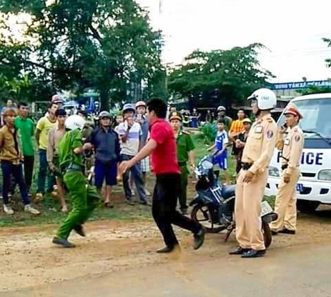 Hai cong an bi chem trong thuong hinh anh