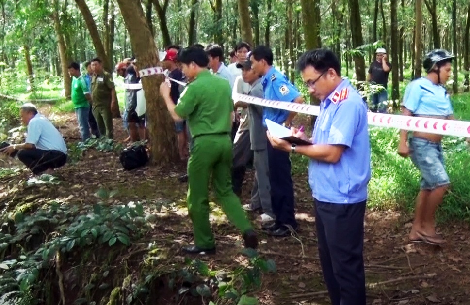 Hien truong nguoi dan ong tu vong nghi bi dam o ray cao su hinh anh