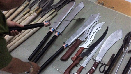 Hai bang nhom cam dao dam chem nhau hinh anh