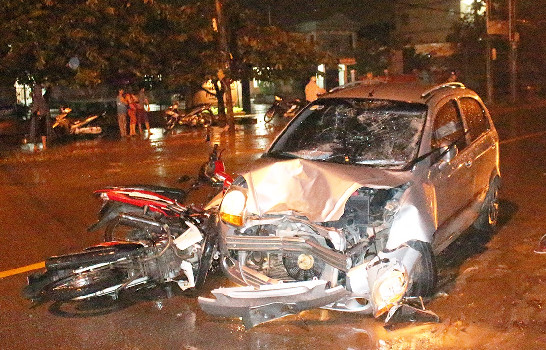 Oto con tong lien hoan 6 xe may, 5 cong nhan bi thuong hinh anh