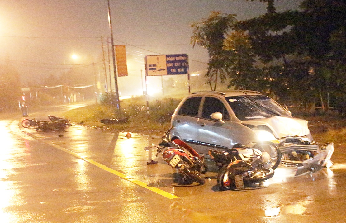 oto con tong nhom cong nhan vua tan ca anh 1