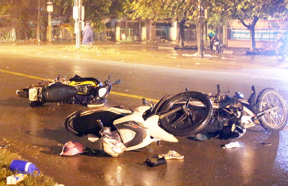 oto con tong nhom cong nhan vua tan ca anh 2