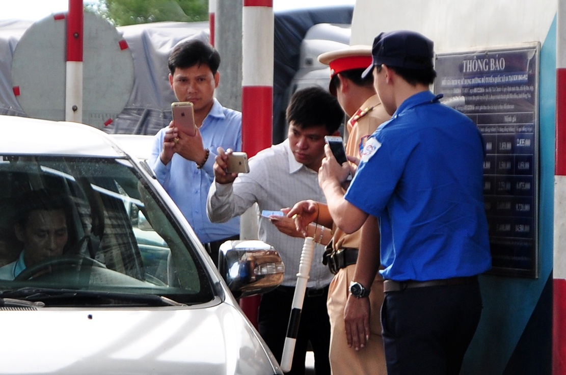 CSGT moi tai xe lam viec vi can tro giao thong tai tram thu phi BOT hinh anh