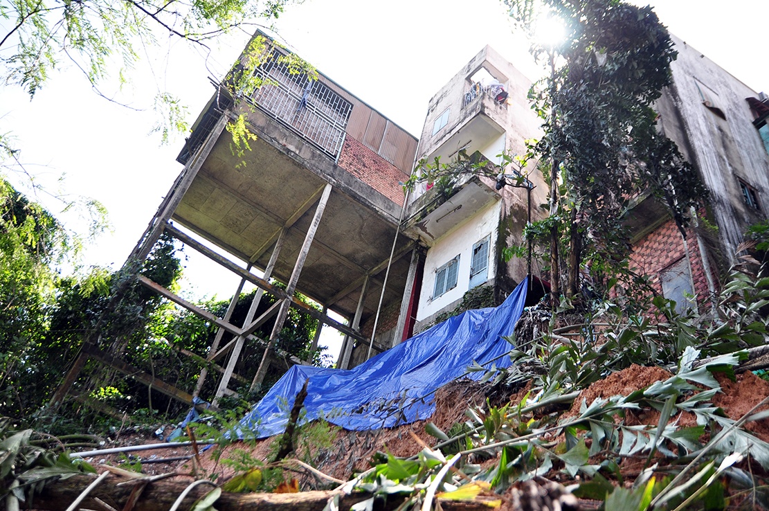 song nom nop trong nhung can nha tren bo sat lo anh 1