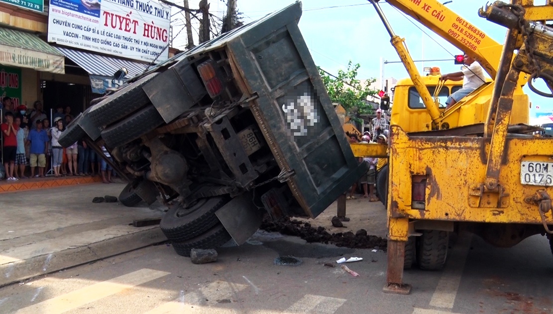 Hien truong vu xe tai lat nghieng de chet nguoi ban ve so hinh anh