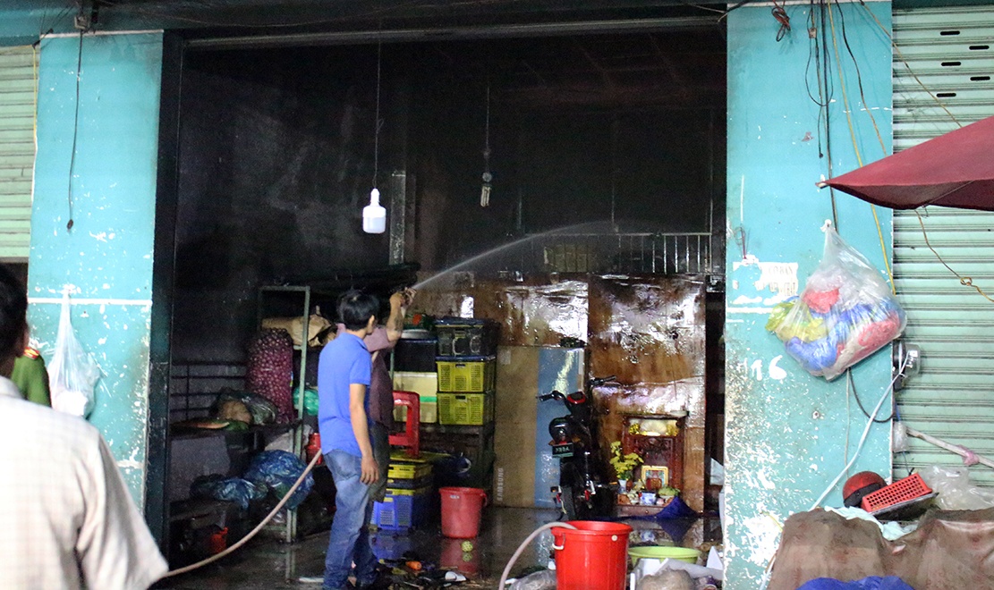 Vo thiet mang, chong cung 2 con bong nang vi chay tiem ban rau cu hinh anh