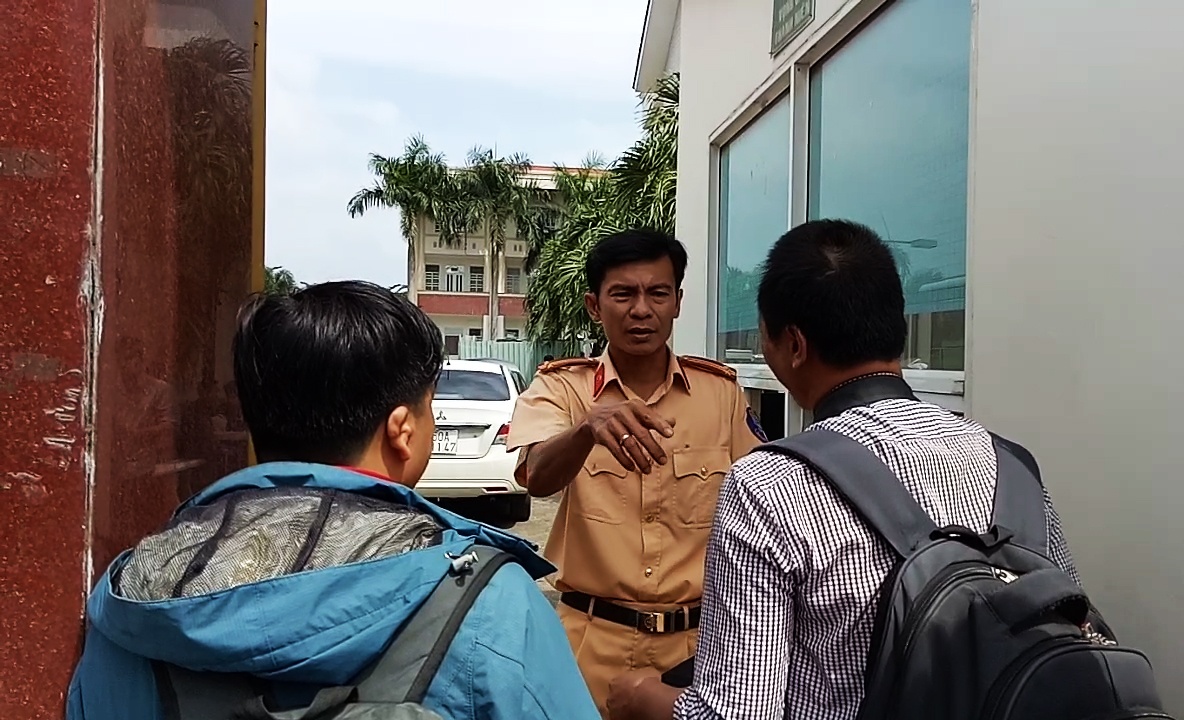 CSGT khuyên tài xế không trả tiền lẻ ảnh 3 CSGT khuyen tai xe khong tra tien le anh 3