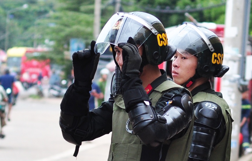 Hang chuc canh sat giu trat tu tai tram BOT tuyen tranh Bien Hoa hinh anh