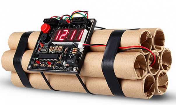 Gai min truoc cong nha dan luc rang sang hinh anh