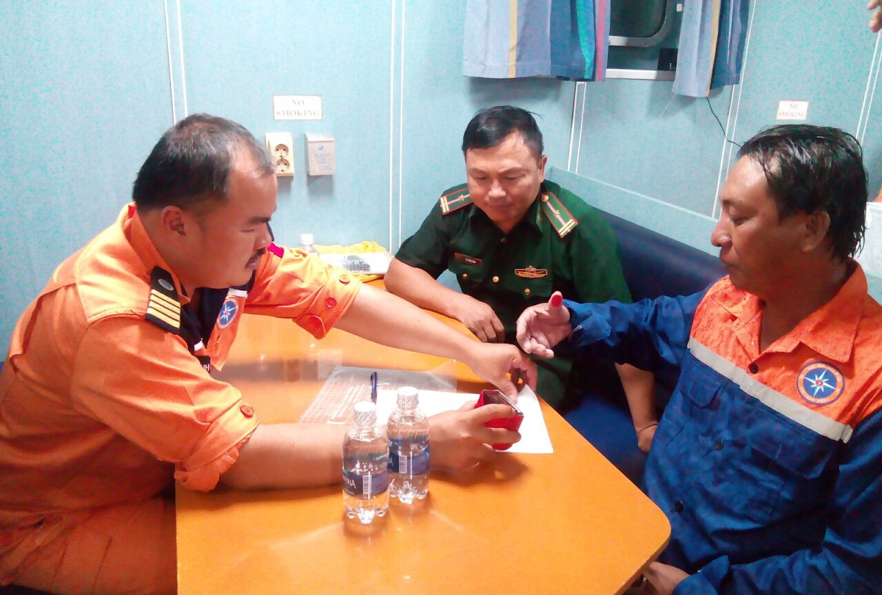 Cuu ba ngu dan tren tau ca troi dat giua bien hinh anh